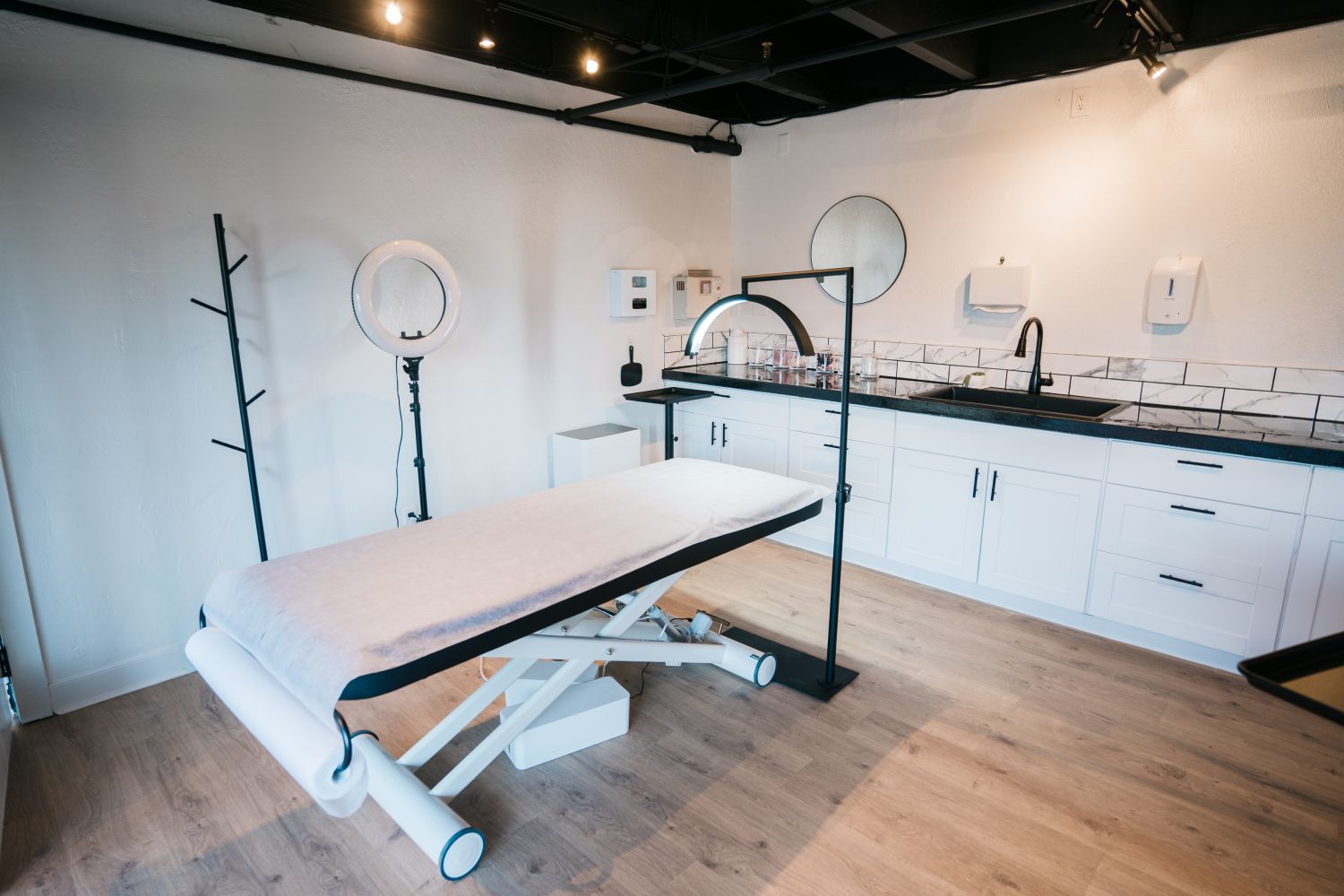 Ambiente contemporâneo de clínica de estética, em tons claros e naturais